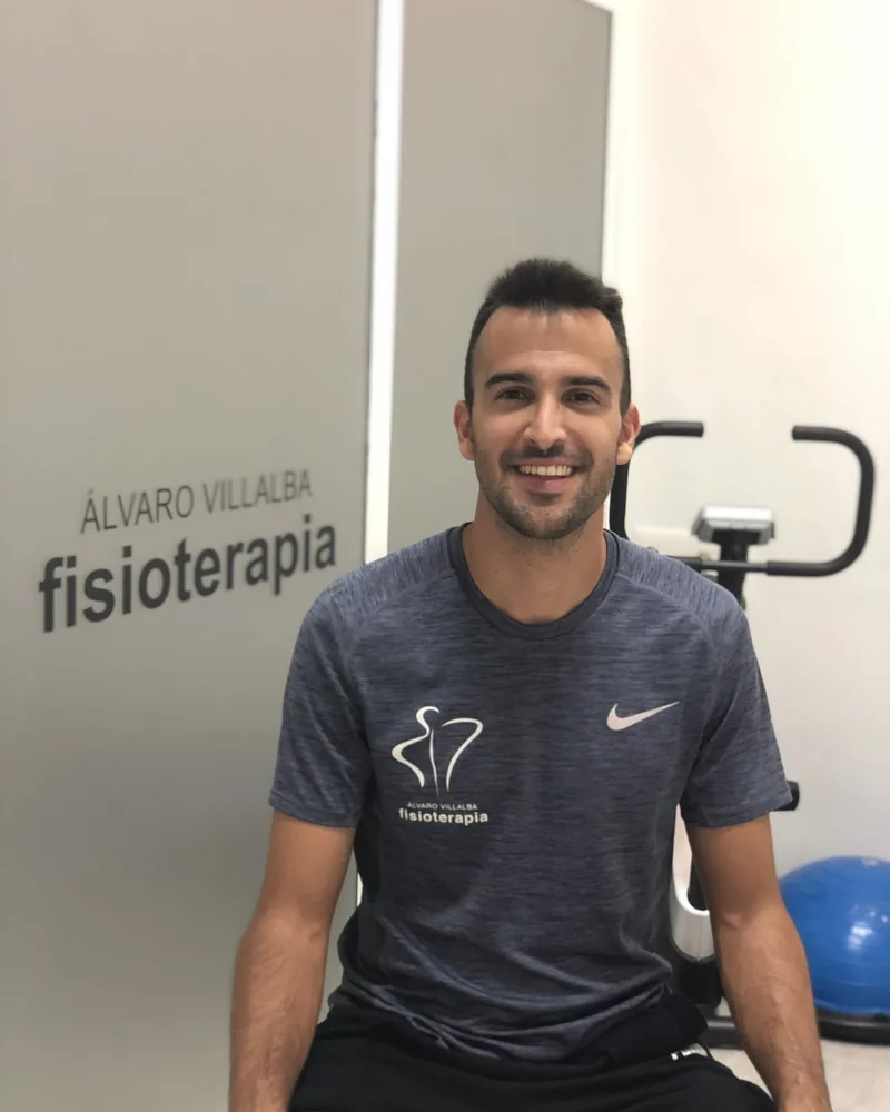 Álvaro Villalba Játiva, fisioterapeuta, en la sala de ejercicio de la clínica